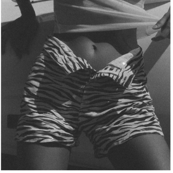 π¦ ZARA BLACK WHITE ZEBRA PRINT HIGH WAIST MOM DENIM SHORTS! - Picture 13 of 13